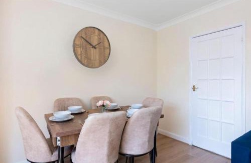 Turkey Street Apartment | Generous 3BR House in Enfield North London with Garden
