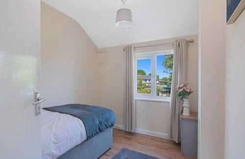 Turkey Street Apartment | Generous 3BR House in Enfield North London with Garden
