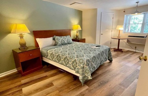 Lake Lure Hotel | Geneva Hotel & Tiki Bar