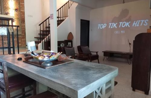 SS 2 House | GENIEHOME No10 CLASSIC HOME 5BR6B free Wifi at SS2 PJ