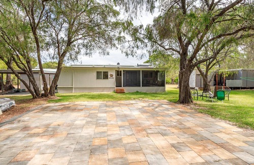 Marybrook House | Geographe Gateway is an ideal stay for you, your family, and your friends less than 500m from the so