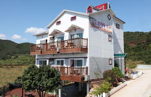 Irun-myeon House | Geojae Moraesup Pension
