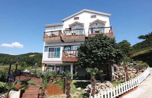 Irun-myeon House | Geojae Moraesup Pension