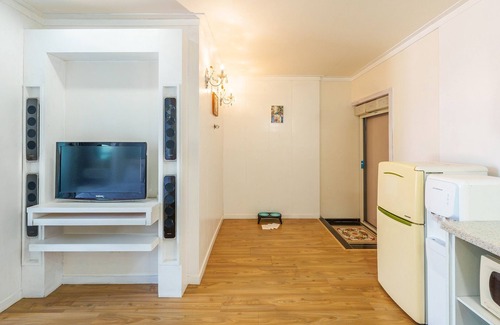 Irun-myeon House | Geoje Kkachi and Santorini Pension