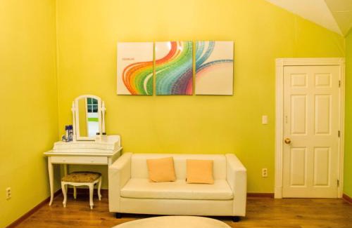 Irun-myeon House | Geoje Phil Painting Pension for One Night and Three Days