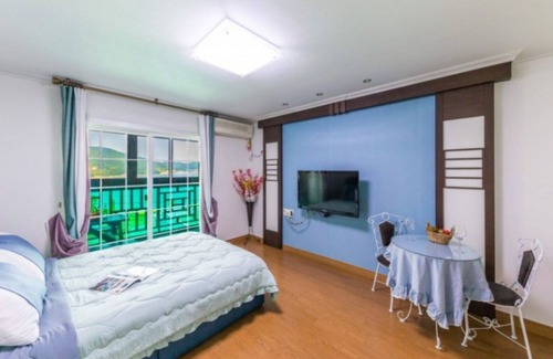 Irun-myeon House | Geojedo Gyejeoryeohaeng Pension