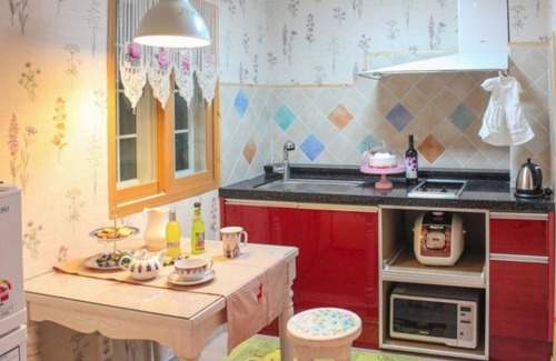 Irun-myeon House | Geojedo Ppalganjibung Praha Pension