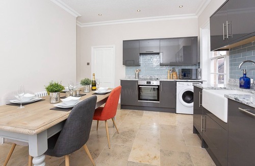 York Cottage | George street boutique apartment 2 - sleeps 6 guests in 2 bedrooms