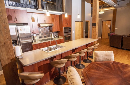 Wholesale District Apartment | Georgia Street 4 Bedroom Condo Downtown!