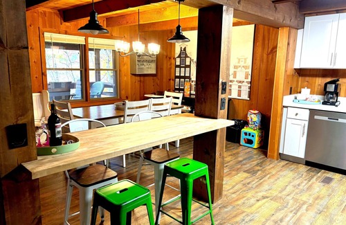 Cleveland Cabin | German Inspired! Mountain Views, Arcade, Firepit!