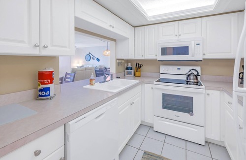 Siesta Key Condo | Gertrude's Siesta | Bayside Unit, Balcony, Private-Beach, Heated Pools, Pickle, Hot-tub, Tennis!