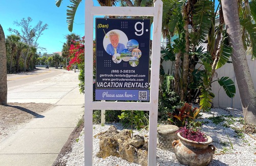 Siesta Key House | Gertrude's Siesta | Pool, Jacuzzi | 1 Min to Beach | 4 Min to Dining & Music