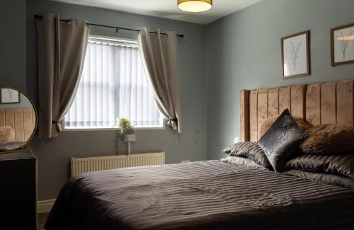 Rotherham Apartment | Getaway Accommodation with Pool Table and Jacuzzi!