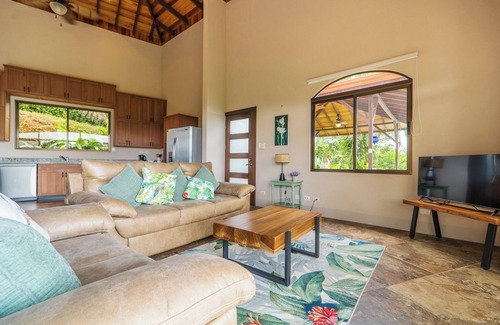 Cascada Azul House | Getaway Charming 2-bedroom house secluded with Ocean Breeze
