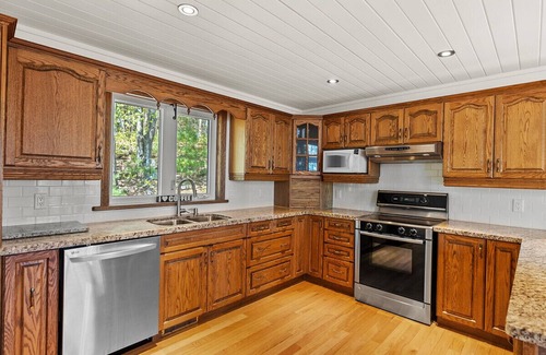 Lake of Bays Cottage | Getaway Cottage LAKE FRONT Muskoka Room Kayaks!