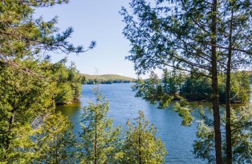 Lake of Bays House | Getaway Cottage LAKE FRONT Muskoka Room Kayaks