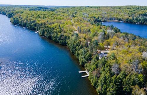 Lake of Bays House | Getaway Cottage LAKE FRONT Muskoka Room Kayaks