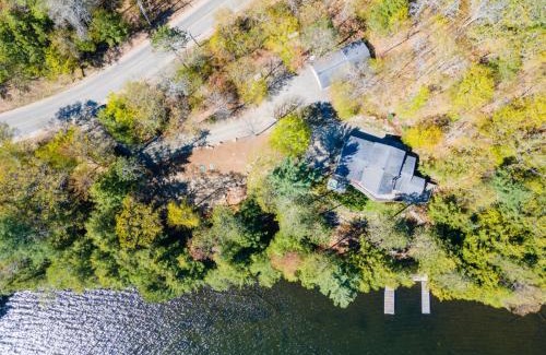 Lake of Bays House | Getaway Cottage LAKE FRONT Muskoka Room Kayaks