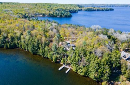 Lake of Bays House | Getaway Cottage LAKE FRONT Muskoka Room Kayaks