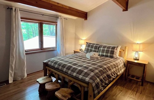 North Industry Cabin | Getaway deep in the woods with basketball court