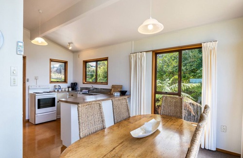 Nukuhau House | Getaway on Woodward - Pet Friendly