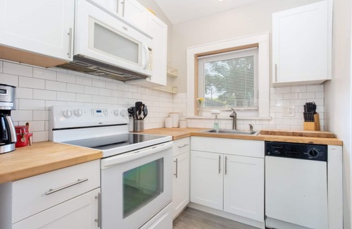Crescent Lake Cottage | ★Getaway!★Stocked+2Bikes★beach just short drive away ★WorkfromHome
