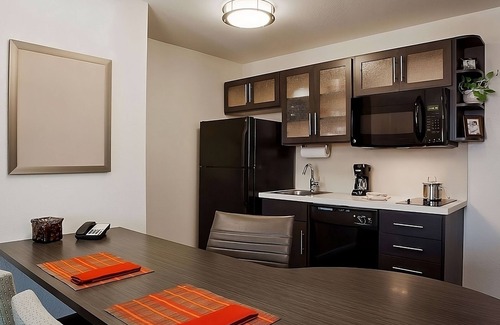 Southfield Hotel | Getaway Weekend Trip! Relax w/Spacious Suite w/Living Room, FREE Parking