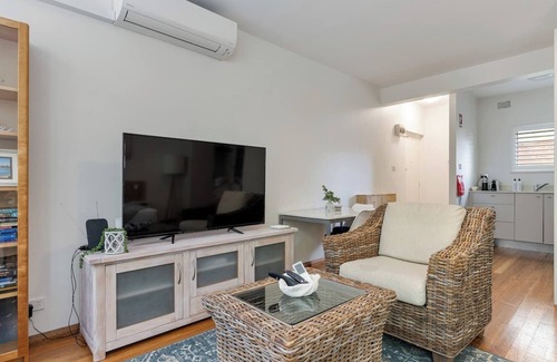 Neutral Bay Apartment | Getawayz NSW - Bay Court I -Spacious Waterside Studio next to Hayes Beach, Cafes & Ferry!