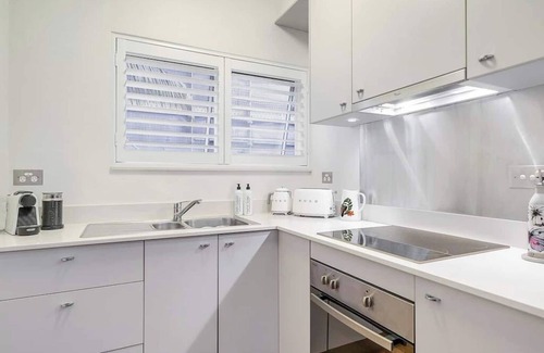 Neutral Bay Apartment | Getawayz NSW - Bay Court I -Spacious Waterside Studio next to Hayes Beach, Cafes & Ferry!