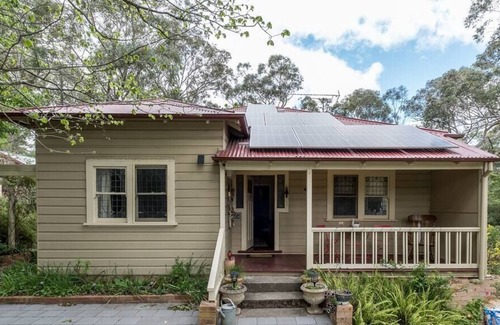 Yerrinbool Cabin | Getawayz NSW - Valencia Cottage - Rustic, Charming, Relaxing!