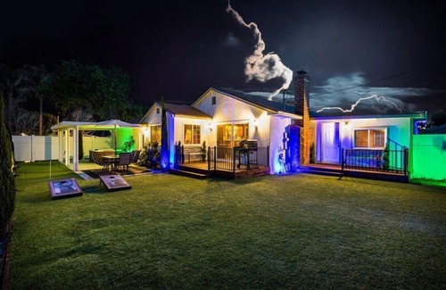 Fullerton House | Ghostly Retreat/15 Min to Disney w/Hot Tub!