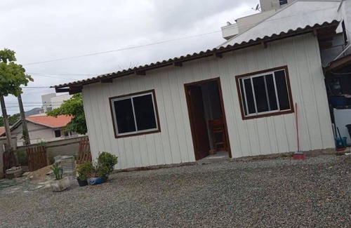 Gravata House | Gi's Holiday Home in Gravatá, 500m from the beach in Navegantes-SC