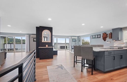 Burley House | Gig Harbor Beach House - Hot Tub - Sauna