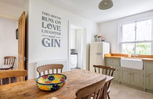 Mevagissey Cottage | Gin O'Clock, Mevagissey. Level Walk to Harbour!