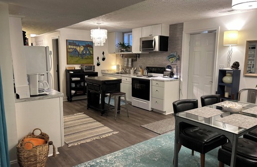 Bennsville Apartment | Gingko Lane, Waldorf.nMCM Vibe Meets Southern Maryland Charm