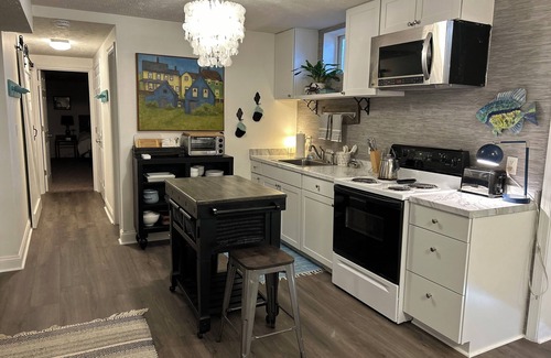Bennsville Apartment | Gingko Lane, Waldorf.nMCM Vibe Meets Southern Maryland Charm