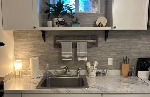 Bennsville Apartment | Gingko Lane, Waldorf.nMCM Vibe Meets Southern Maryland Charm