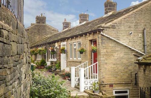 Ainley Top House | Ginnel Corner