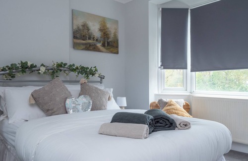 West Norwood House | Gipsy Cottage with Sunny South Facing Garden and Conservatory