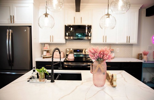 Lee's Summit House | Girls Getaway w/GlamRoom, Sleeps 12, Patio & Fire Pit Walk to Shop, Dink & Dine