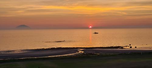 Girvan Apartment | Girvan - Sea View Beach Access Apartment