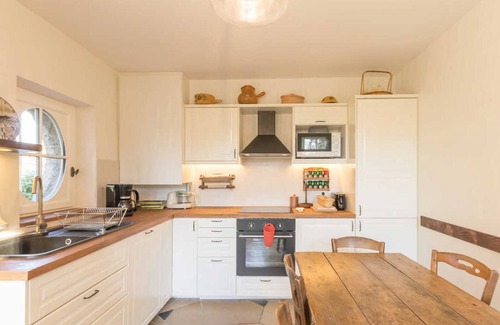 Bazoches-sur-Guyonne Cottage | Gite Bazoches-sur-Guyonne, 6 bedrooms, 10 persons