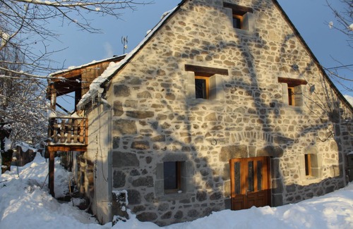 Saint-Sauves-d'Auvergne Cottage | Gîte for 3 to 5 people in the heart of the Auvergne volcanoes