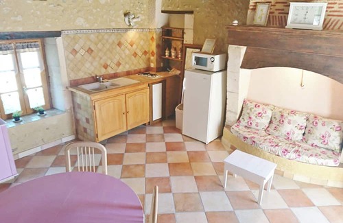 Saint-Sulpice-de-Roumagnac House | Gîte 'Le Pigeonnier' with shared pool, private terrace and Wi-Fi