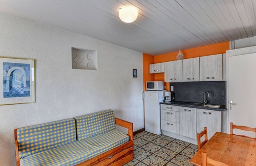 Saint-Savinien House | Gîte in a holiday park with swimming pool