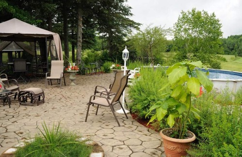 Mauricie Bed & Breakfast | Gîte le Grandelinois - La Maria - Room with two single beds