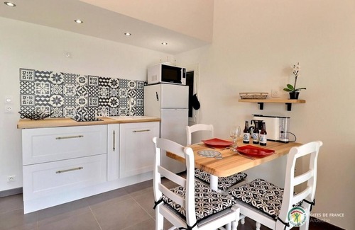 Villeneuve-de-Berg Apartment | Gite les Oliviers Idéalement Situé. Proche Commerces et Sites Touristiques