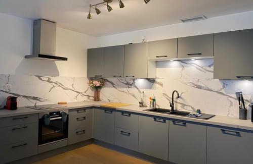 Beziers Apartment | Gite pour 8 p avec piscine sur domaine 3Ha