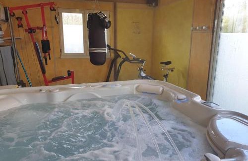 Saint-Marcan Ski Chalet | Gite proche Mont St Michel, Spa privatif en option ,St Malo