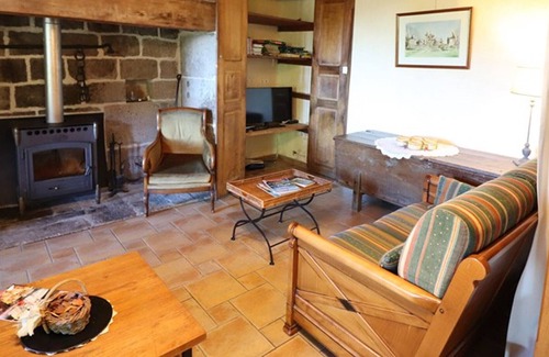 Saint-Jacques-des-Blats Cottage | Gite Saint-Jacques-des-Blats, 3 bedrooms, 6 persons